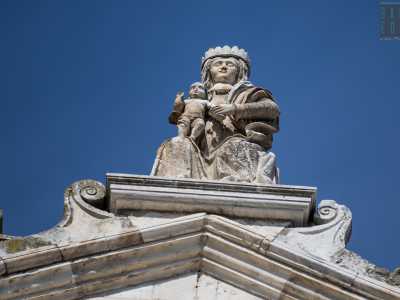 ...e la Madonna con il Bambino al centro